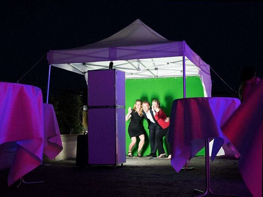 Eine Fotobox im Eventzelt mit Greenscreen